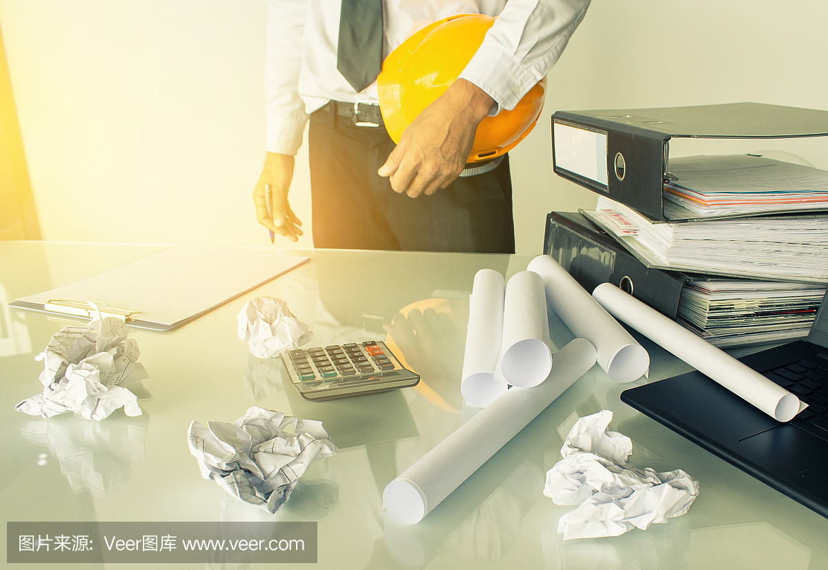 亚洲商人工程咨询与同事在白色的办公室工作。为工作或业务质量检验或生产速度为客户提供最好的质量。