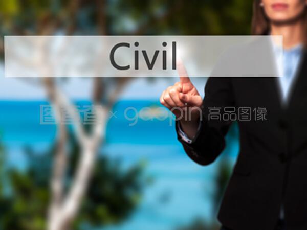 在虚拟屏幕上按现代按钮的女商人