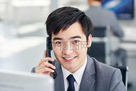 商务男士打电话